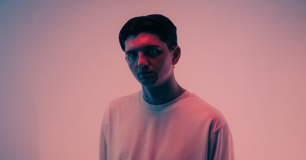 RILEY’s ‘Falling Deep’ Moves Between Club Pressure And Deep Atmosphere RILEY’s ‘Falling Deep’ Moves Between Club Pressure And Deep Atmosphere