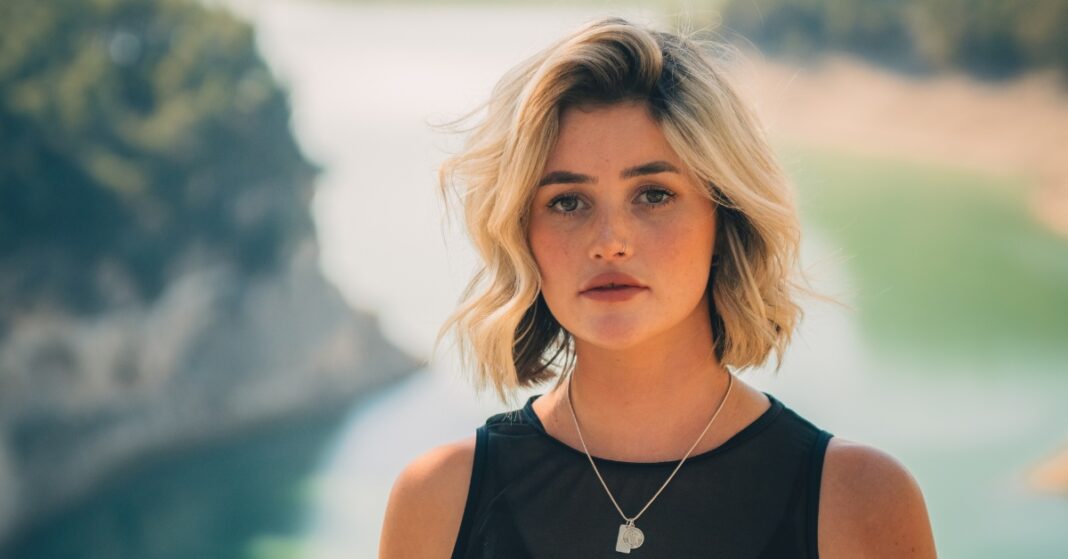 Lottie Jones Continues Her Rise With Liquid DnB Gem ‘Surrender’ Lottie Jones Continues Her Rise With Liquid DnB Gem ‘Surrender’